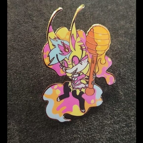 Helluva Boss Queen Bee Pin - Picture 1 of 2